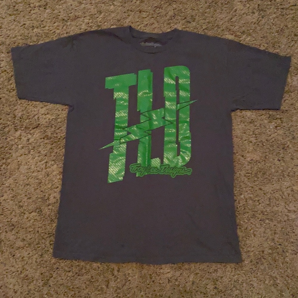 Like new condition dark gray men’s T-shirt
